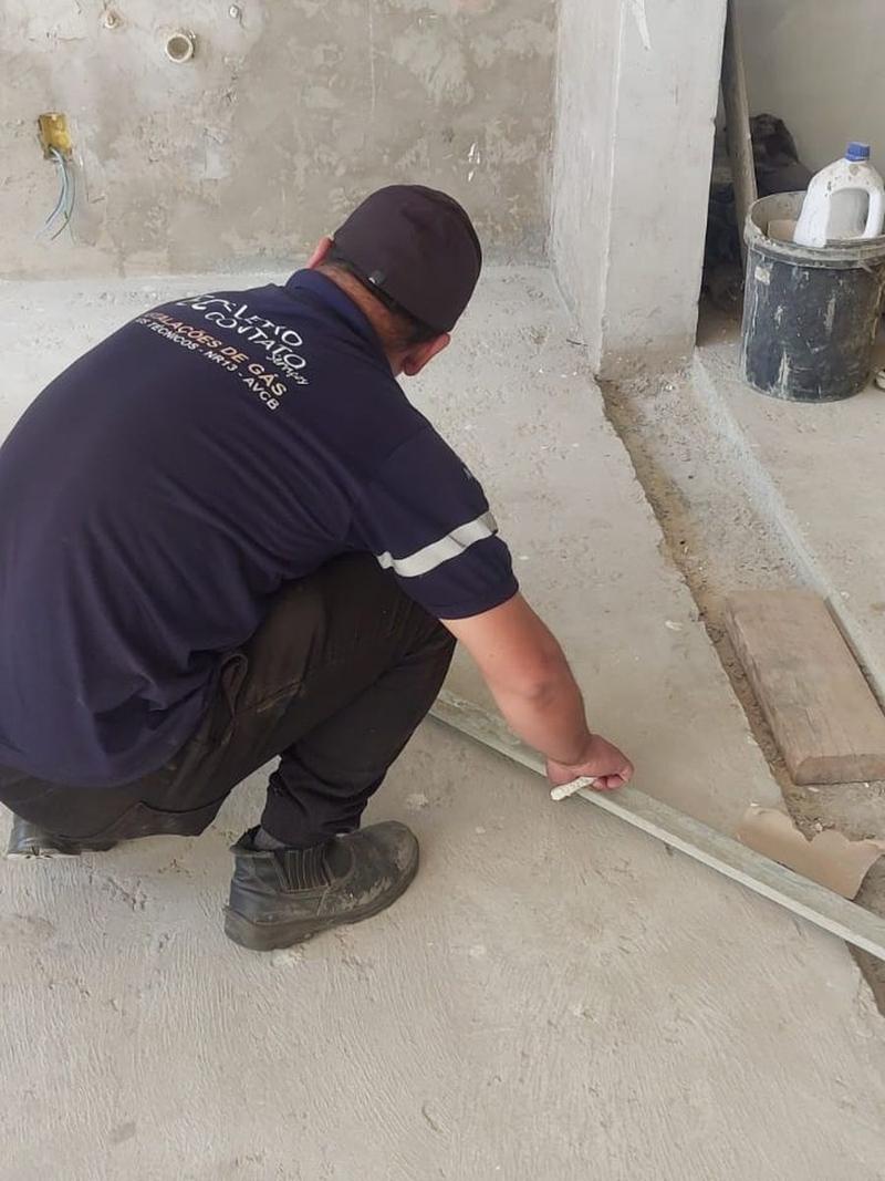 Técnico da Eletro Contato marcando no piso o traçado da tubulação de gás em obra na região de Campinas