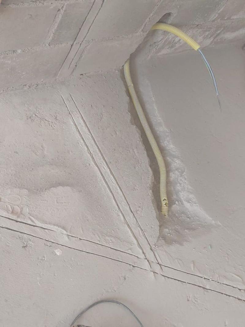 Rasgo aberto no piso para receber a tubulação de gás em obra na região de Campinas