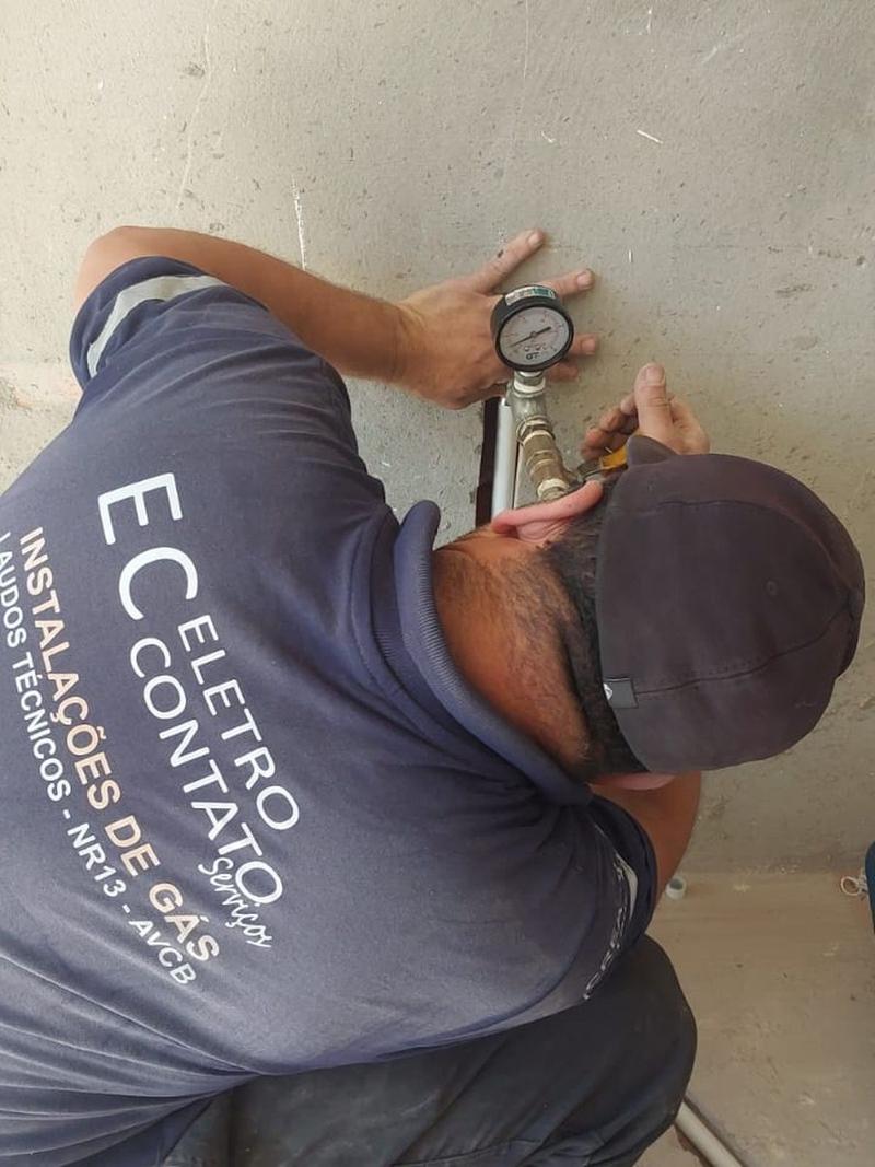 Técnico da Eletro Contato instalando manômetro na rede de gás para o teste de pressão, em Campinas