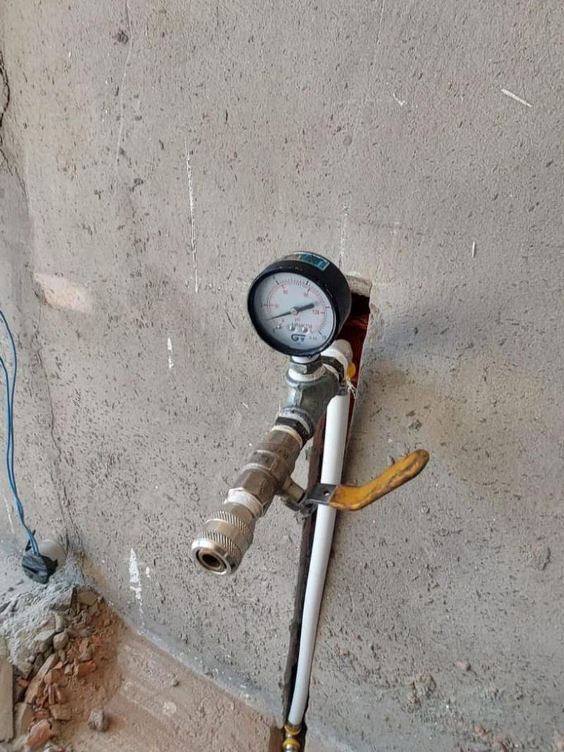 Manômetro instalado na rede de gás para o teste de estanqueidade em obra na região de Campinas