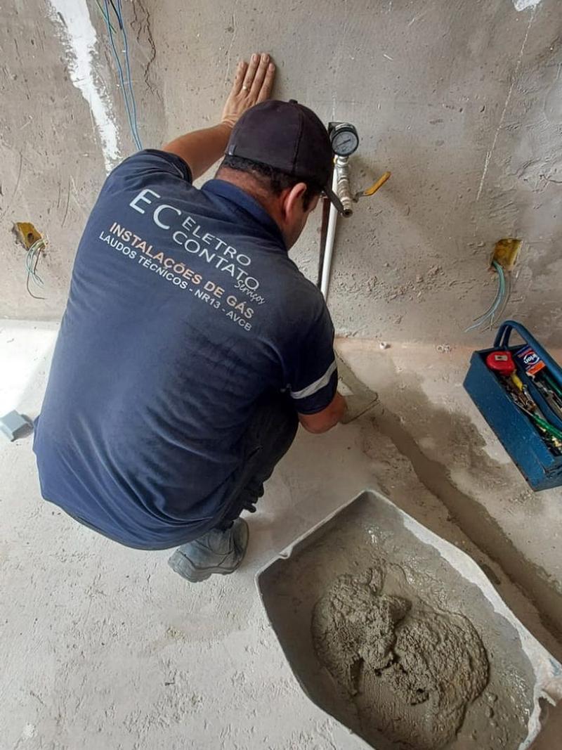 Fechamento do rasgo do piso com argamassa após a instalação da tubulação de gás