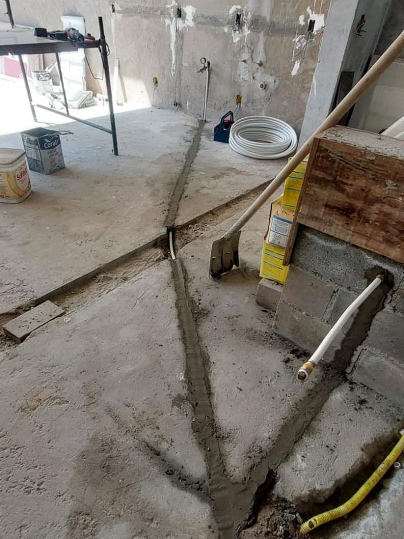 Rede de gás embutida e piso fechado ao final da instalação em obra na região de Campinas