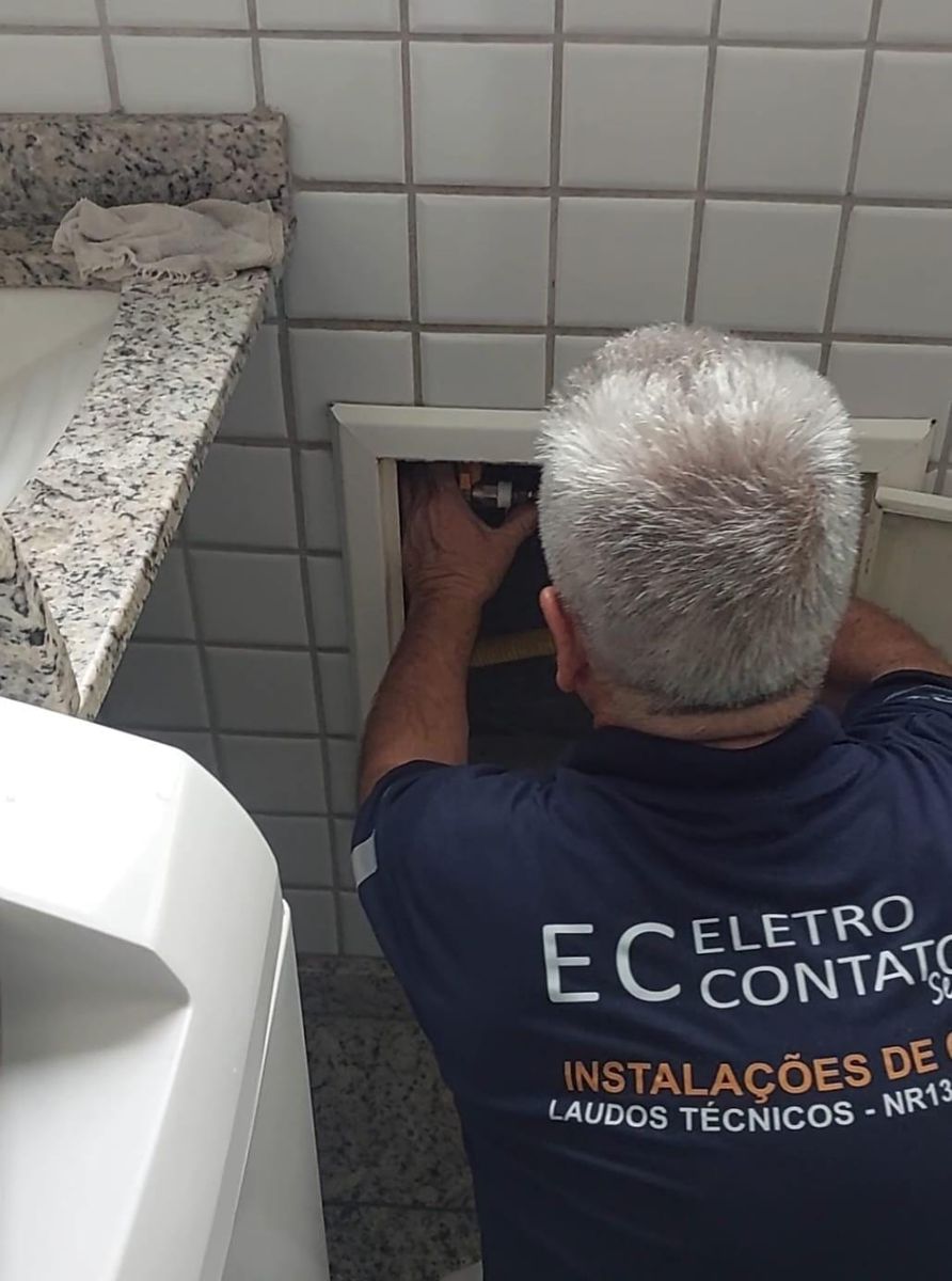 José Carlos Contato, fundador da Eletro Contato, fazendo a ligação de gás no nicho de um banheiro