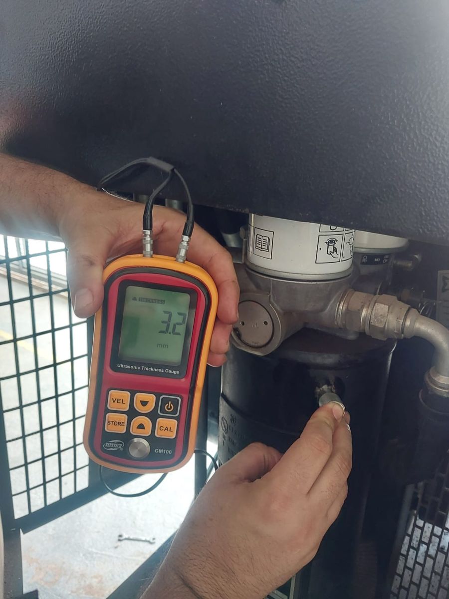 Medição de espessura por ultrassom no casco de um vaso de pressão durante inspeção NR-13
