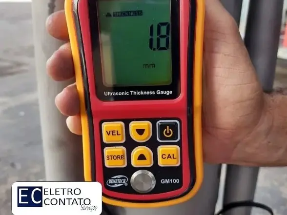Medidor de espessura por ultrassom em uso durante inspeção NR-13 da Eletro Contato