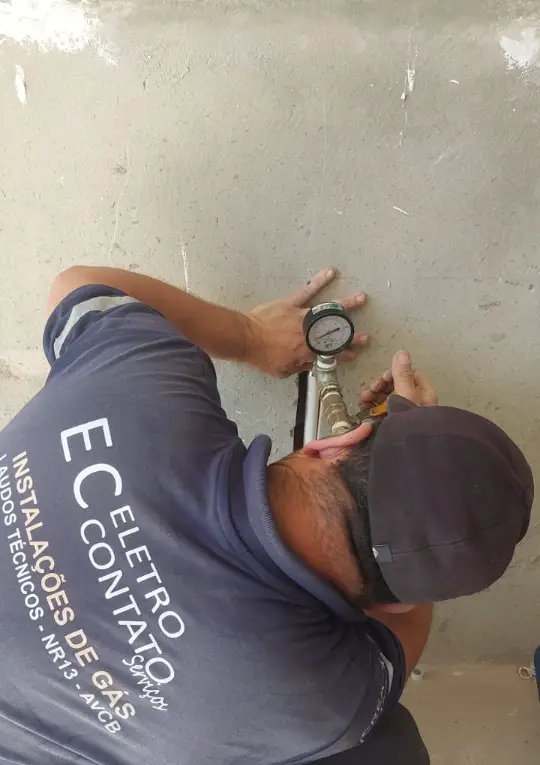 Técnico da Eletro Contato Serviços instalando manômetro na tubulação de gás para o teste de estanqueidade