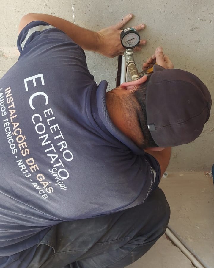 Teste de pressão em rede de gás com manômetro instalado, executado pela Eletro Contato em Campinas e região